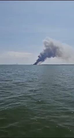 RT @nexta_tv: It is being reported that a #Russian ship near #Sevastopol, #Crimea is on fire. https://t.co/GLbjbMIaW8