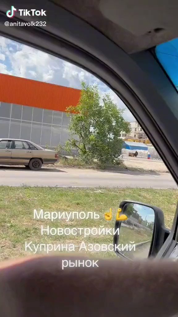 Уже вторую неделю он шел из мариуполя. Уже вторую неделю он шел из мариуполя