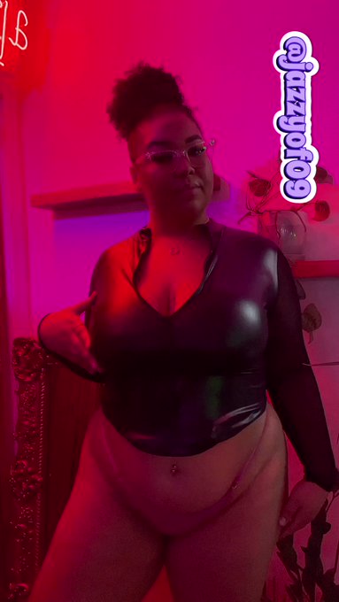 Would you fuck my tits in this leather bodysuit? 😈 https://t.co/o5fDhoMQNl