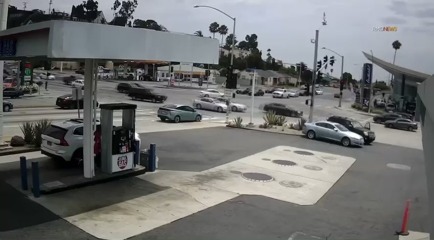Viral: ¡Una tragedia! Conductora mata instantáneamente a seis por pasarse el alto a exceso de velocidad (VIDEO) | El Informador