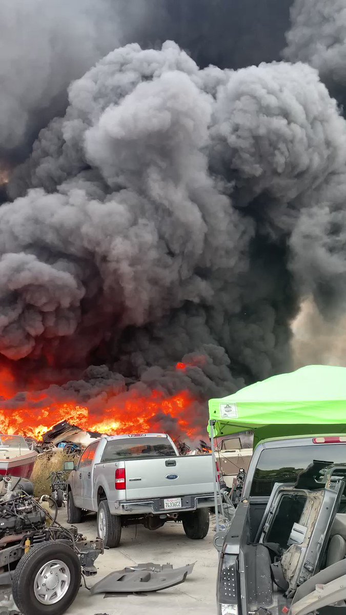 Rio Linda Ca Junkyard Fire Burns Cars Threatens Buildings The Sacramento Bee
