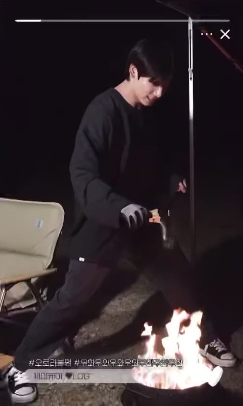 RT @googiefolder: jungkook doing little jumps and moving his feet from being so excited about the aurora fire https://t.co/gmI1MPh6j3