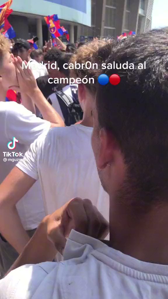 Piqué, cabrón, saluda al campeón ってクラシコ前に大合唱してんのクソ好きなんよな笑
イスコもシベーレスで歌ってた() 