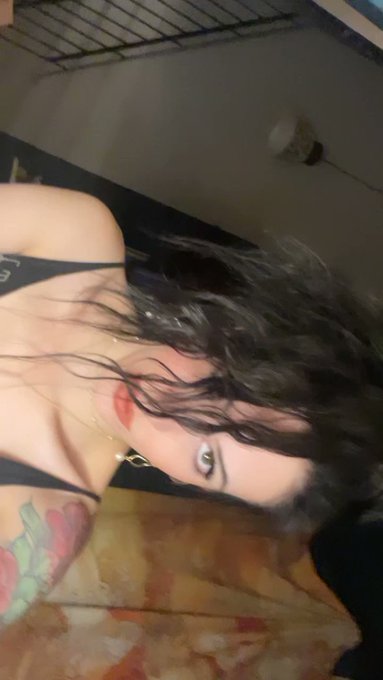 I put makeup on. https://t.co/D9lhg4SUDS