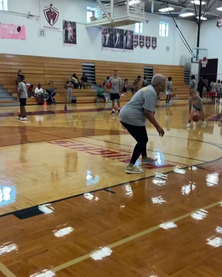 [花邊] Royce O’Neale在訓練營把他媽晃倒