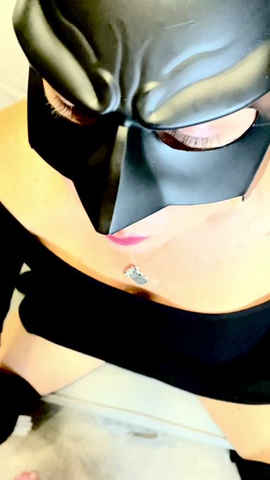 #BatMilf is born 💋 https://t.co/EozbxxPMoD<a href="/tag/batmilf"class="tags">#BatMilf</a>