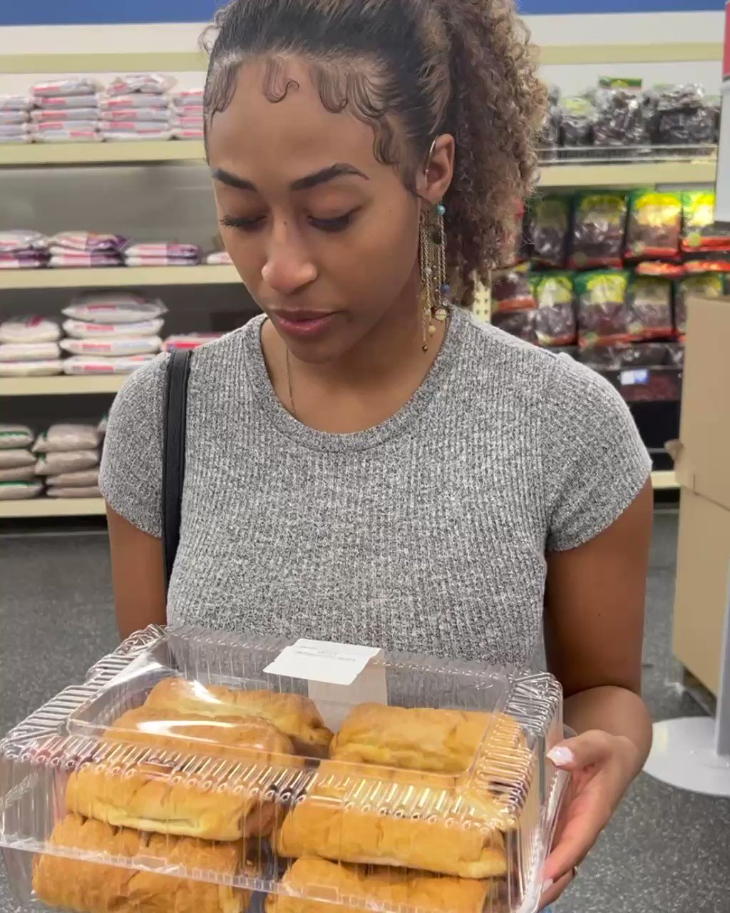 Kalani Rodgers on Twitter: “We found a fly in a pastry box 😂 https://t