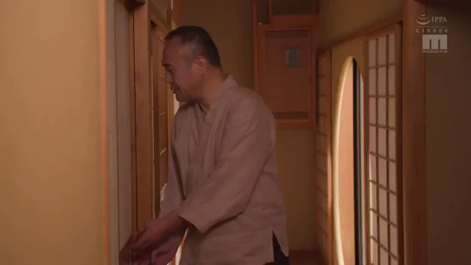 リリー・ハート ！国際結婚を果たした息子と達夫婦。だが、息子のセックスは淡泊なもの…。嫁は次第に欲求不満になっていた。ある日、義父が部屋を覗くとオナニーにふける嫁を見つける。義父は言う「息子のセックスは、本当の日本人のセックスではない。私が教えよう。日本人のセックスを…」最初は拒む嫁だったが…。