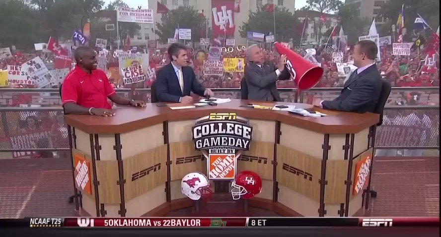 Happy Birthday to the legend Lee Corso. 

Cannot wait for Gameday 