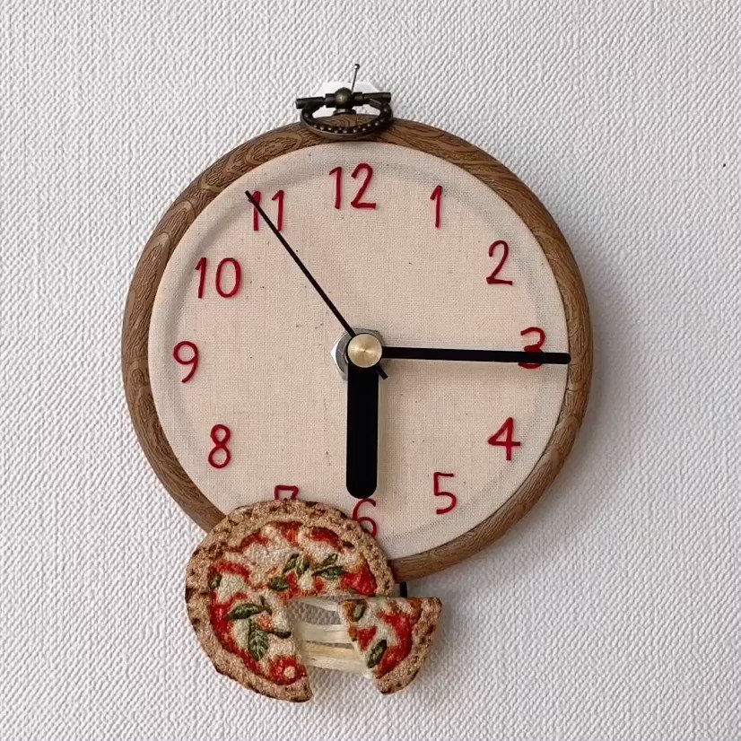 早起きしたのでピザ刺繍の振り子時計を作ってみました🍕24時間チーズが伸び伸び。 