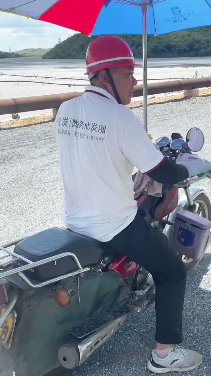 老伯看下棋被摸鸡    