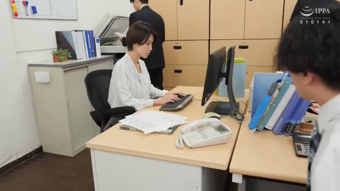 昨夜、彼氏の部屋にお泊りしたせいで寝坊した美緒は、慌てるあまり下着を穿き忘れたことに気づかずノーパン状態で出社。しかし、部下の一人がノーパンの事実に気づき…。普段は謹厳実直で社内ではもっぱら美人部長の美緒の艶めかしい無毛マンコを前に性獣と化した男たちが涎を垂らし群がり始める…。 https://t.co/16ZM1VkdJY