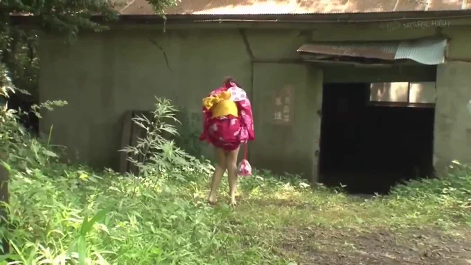 どうしてもオシッコを我慢できずに、そこらへんですることに。 それを見ていたある男がこちらも我慢できず、 野ション中に後ろから尻肉を掴まれ後ろから即ハメされてしまうかわいそうな娘。