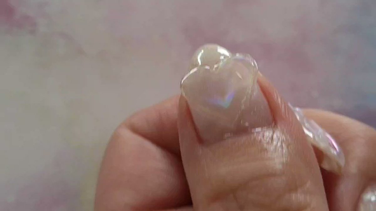 韓国で流行っていたハート♡ビームネイルを試し練習で親指だけやってみました❣光と角度でハート♡の形が変わり面白可愛い♥ 
