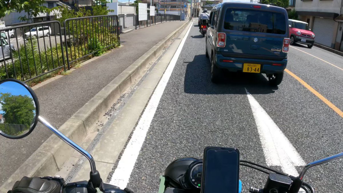 四国ツーリングの帰り道、和歌山県内を走行中に煽り運転に遭遇しました。原付二種だから舐められたのか、バイク嫌いなのか次々にバイクを追い越しては、ついには太郎さんの目の前で急停車。バイクを運転する皆様、こういう運転をするドライバーもいますので、十分気をつけて下さい。 