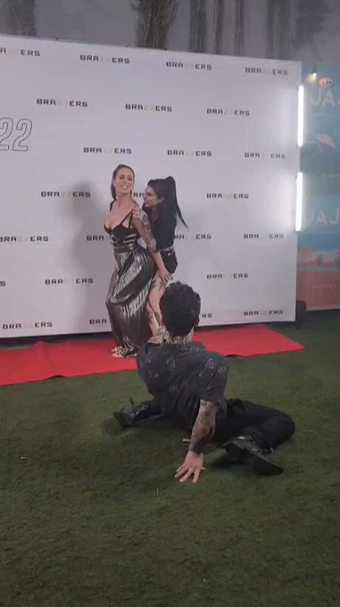 Gotta get those angles!🕺🏽📸

Great time at the @Brazzers Summer Social !!!🥳🌴

@CherieDeVille @joannaangel