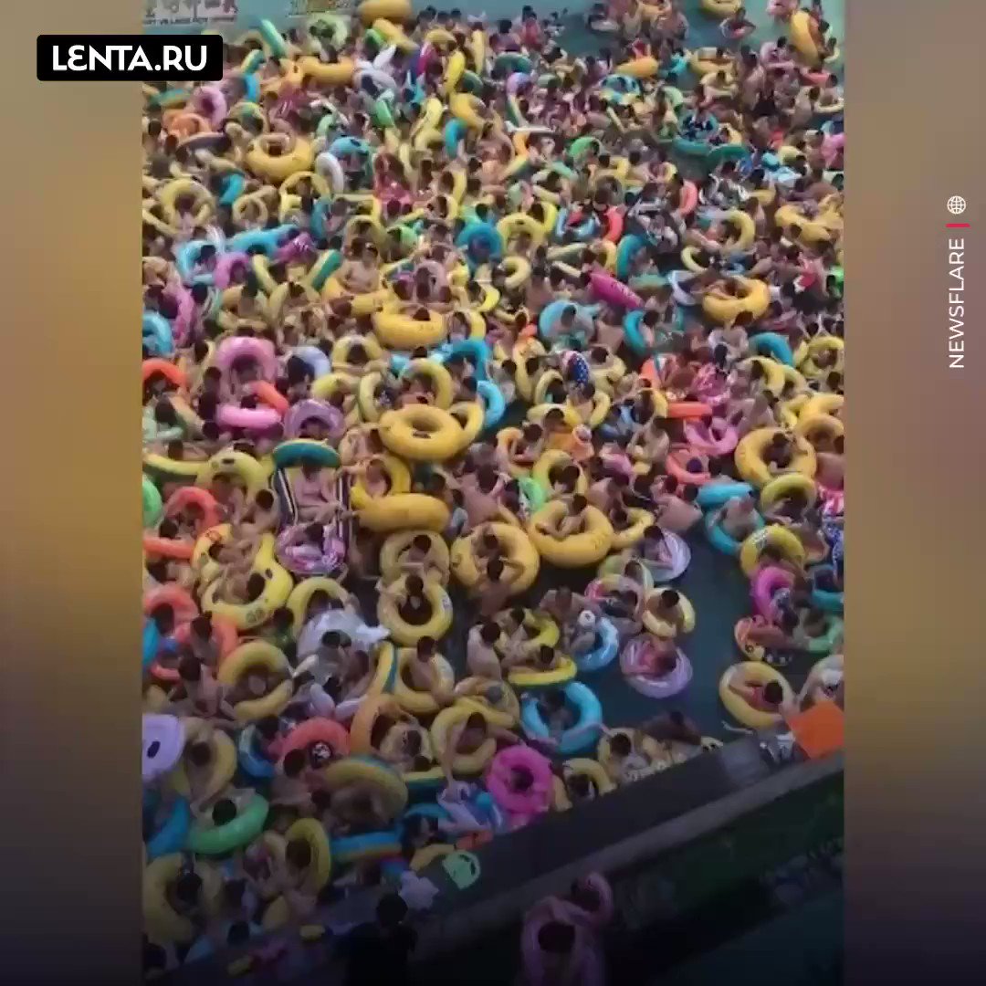 китайцы в аквапарке