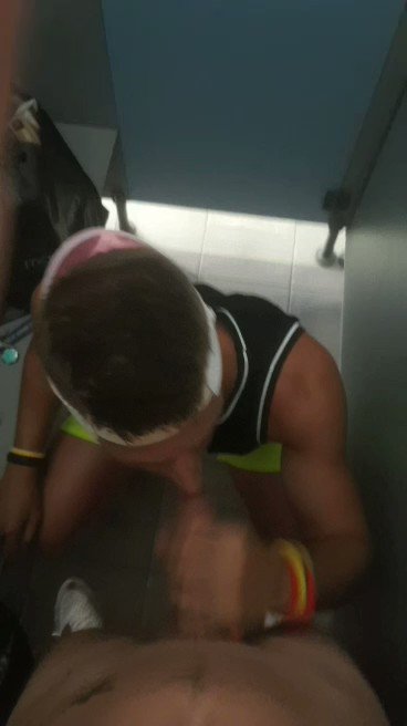 Public suck! Love the changing rooms at the pool! https://t.co/XdJWouOcVK?? @purelygayporn  @boyzspace