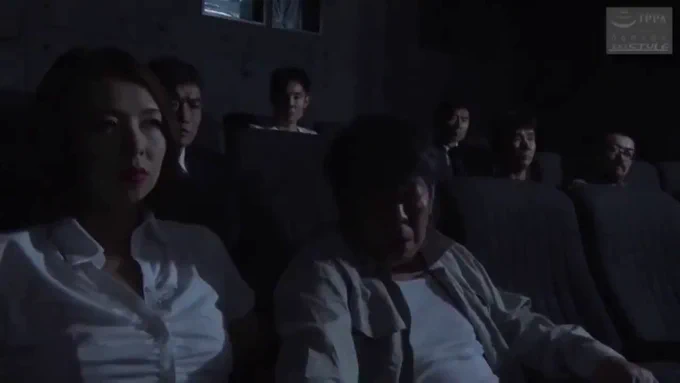 映画館でされるのが好きな変態妻。 そのあとはトイレに行き好き放題される。 なかなかマニアックな内容。