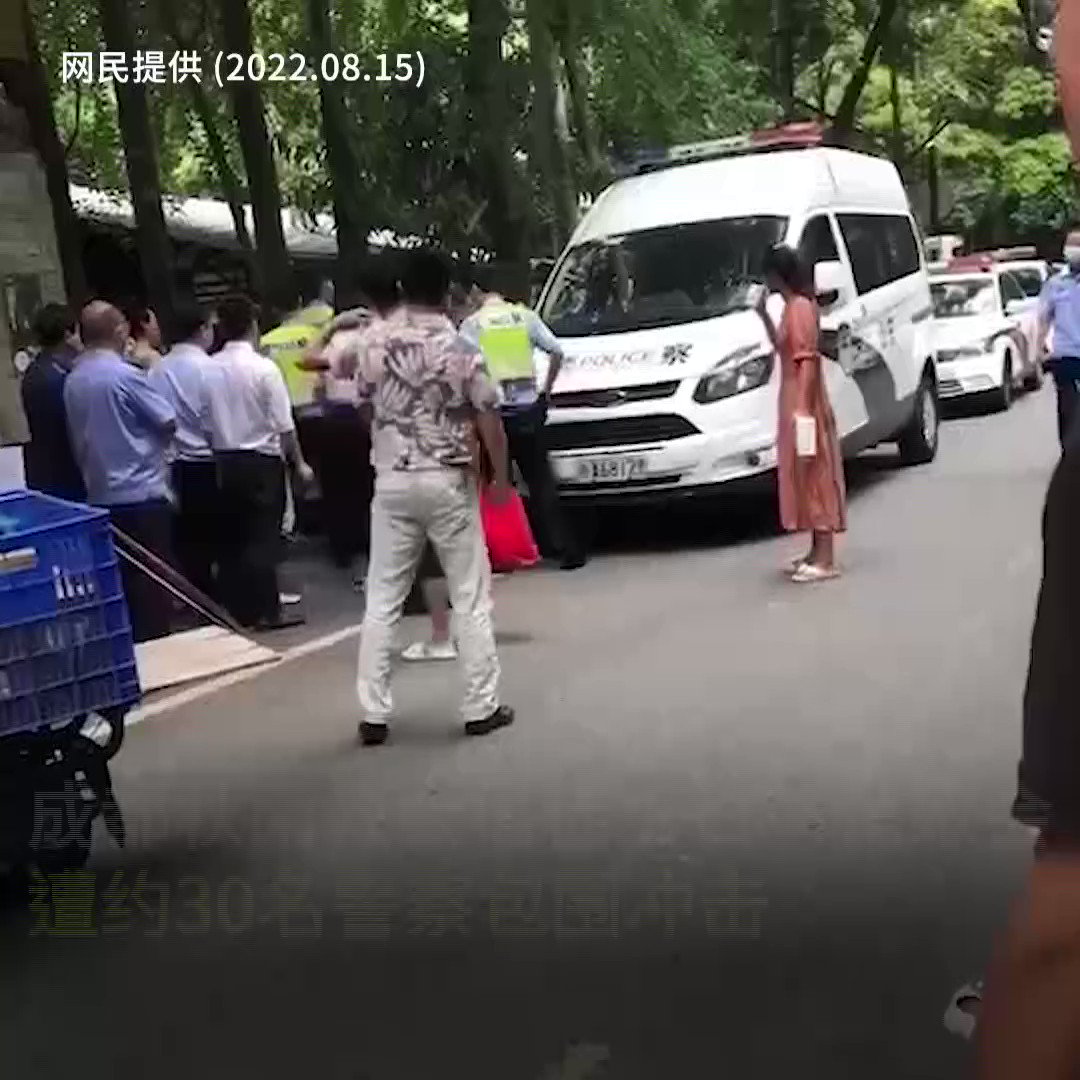 成都秋雨教会信徒聚会遭警察冲击一人被刑拘 普通话主页 成都秋雨教会信徒聚会遭警察冲击一人被刑拘 普通话主页