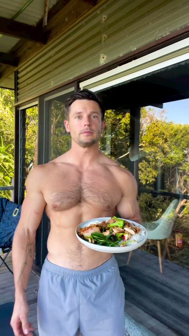 Who is this man? 😍 https://t.co/zKHBYGdg0S<a href="/tag/gym"class="tags"><span>#gym</span></a><a href="/tag/underhandlatpulldowns"class="tags"><span>#underhandlatpulldowns</span></a>