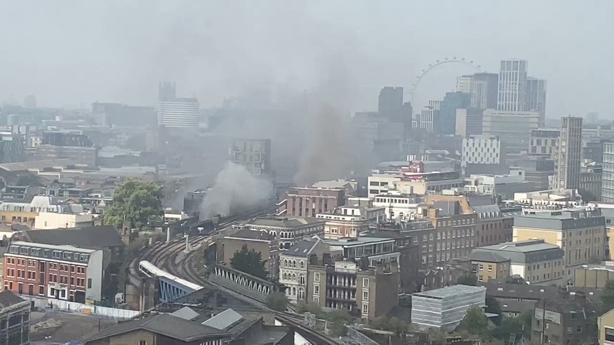 A fire has broken out near London Bridge station https://t.co/v8ATeWU4Mv