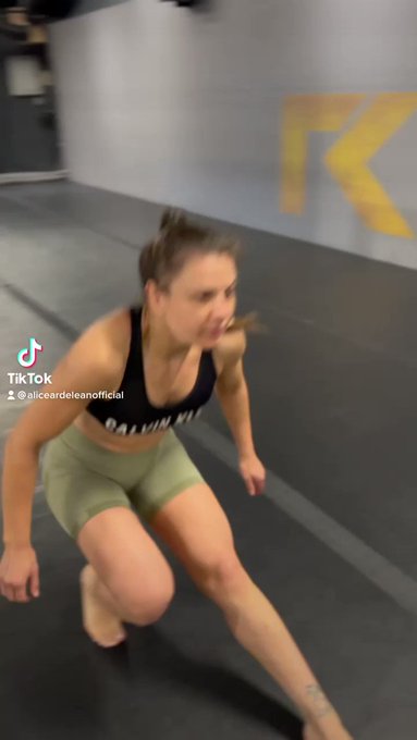 Little workout ??? #gym #mma #acrobatics #mmagirls #fit #strong https://t.co/olT2TbIOiI