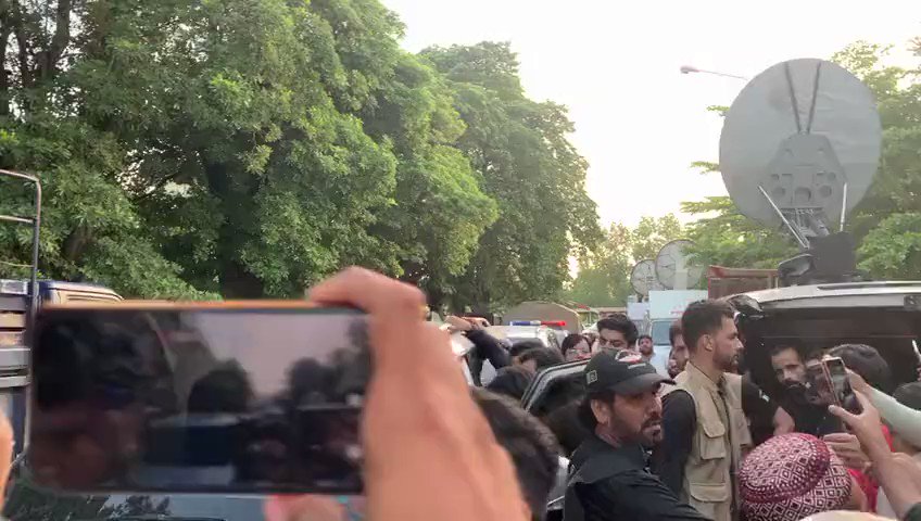 پولیس کا عمران خان کو شہباز گل ملاقات کی اجازت دینے سے انکار | Siasat.pk Forums