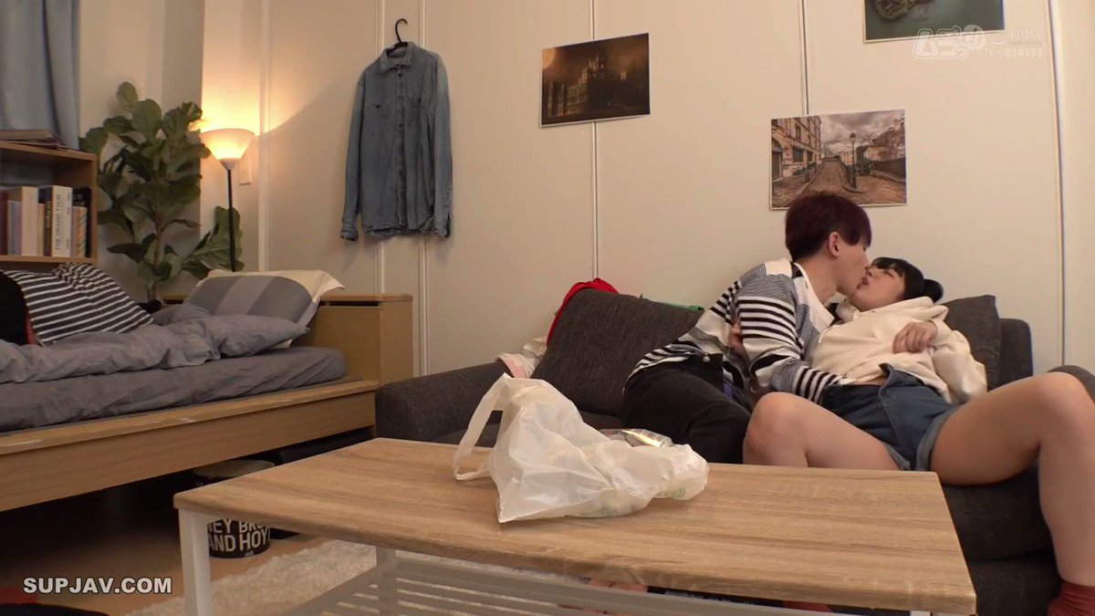 友人の家で宅呑みしているカップル。 友達が泥●し寝たのを良いことにイチャつきはじめるとんでもない二人..._image