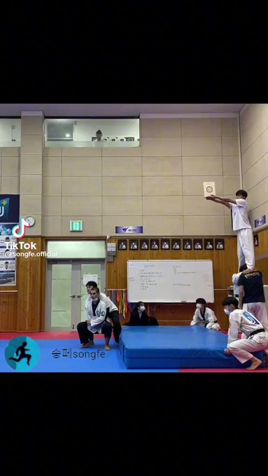 This is awesome! Does anyone know what style this is? https://t.co/eChpQ5J7kB