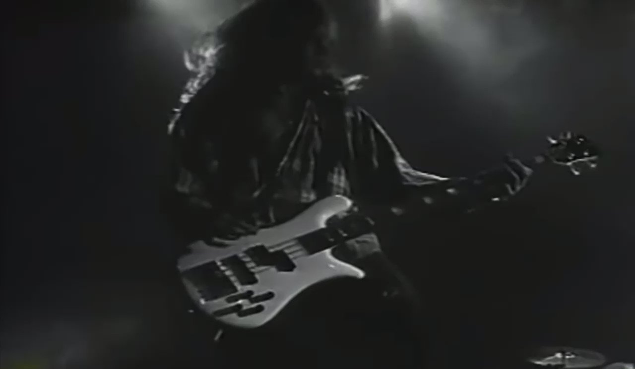 Happy birthday to one of the 4 pillars of Grunge music.. Layne Staley!  