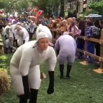 なにこれ笑う。「フランスの羊人間コンテスト」