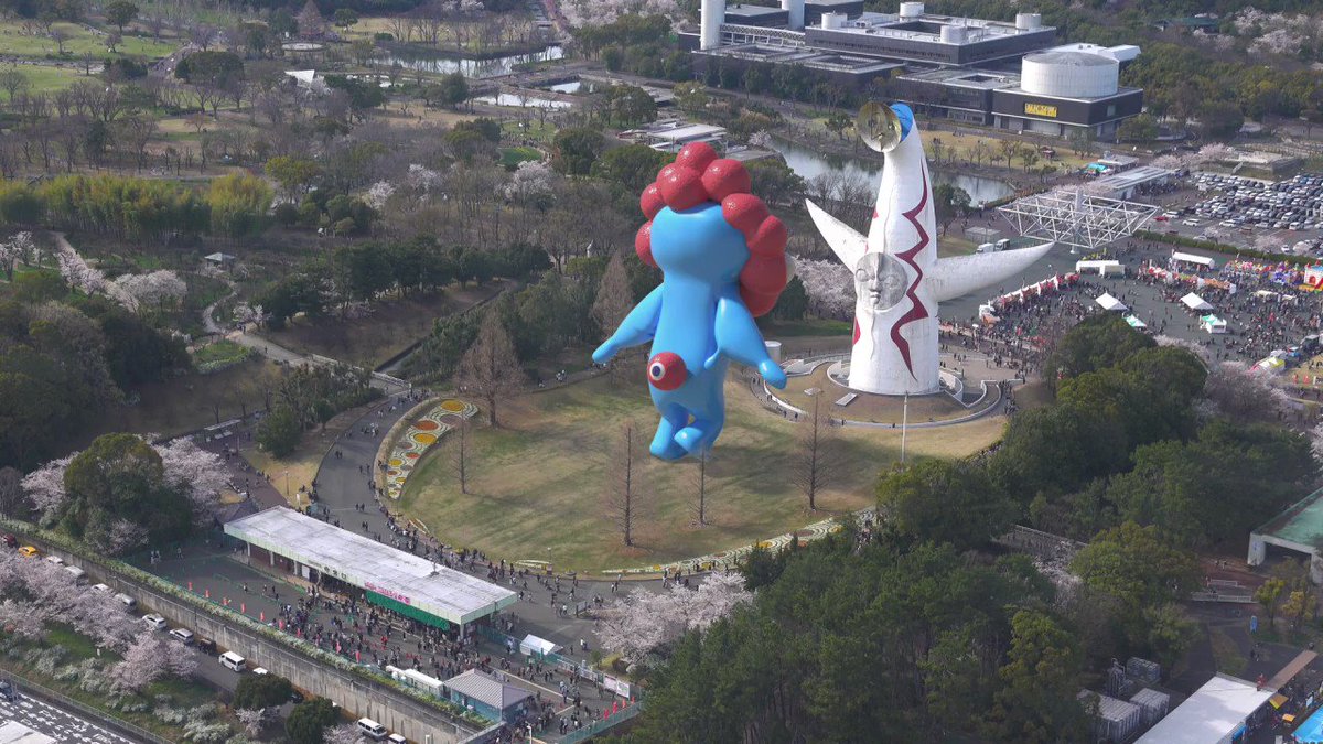 そこにも目あったんだ」太陽の塔に歩み寄るミャクミャク様、とった行動