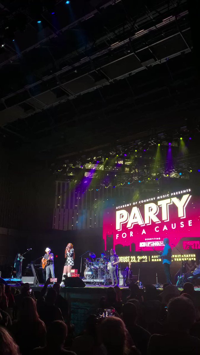 Caylee Hammack joined Brad Paisley to sing Alison Krauss’s part in “Whiskey Lullaby.” https://t.co/OPbKjyhh22