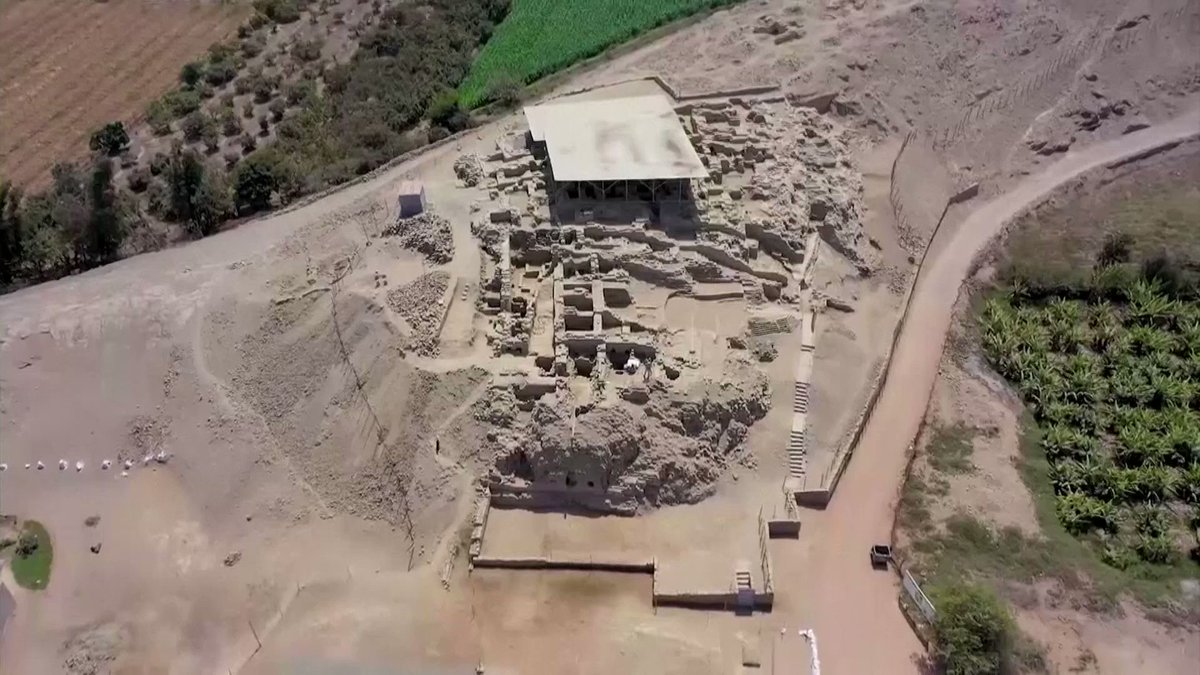 Archeologists found seven burial sites belonging to an #ancient #civilization dating from VII and XII A.D in Huarmey, western #Peru. The discovery is related to the #Wari culture and reveals the existence of elite artisans dedicated to manufacturing great ornaments. https://t.co/VPuT3ornMb