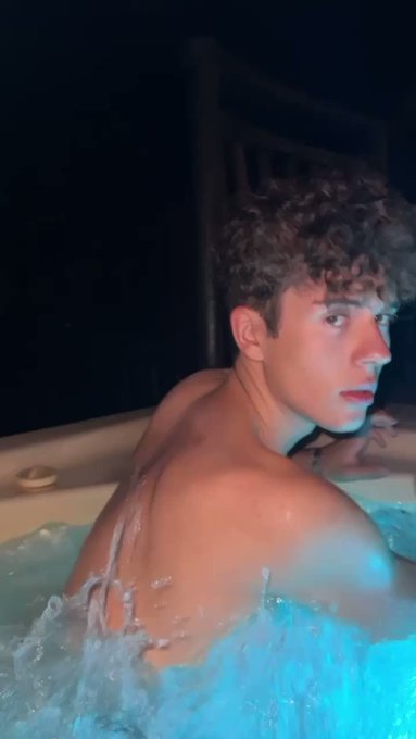 Do you like my peach in water ???
.
https://t.co/Br39SD8PUc
.
.
#gay #love #peach #jacuzzi #vacation
