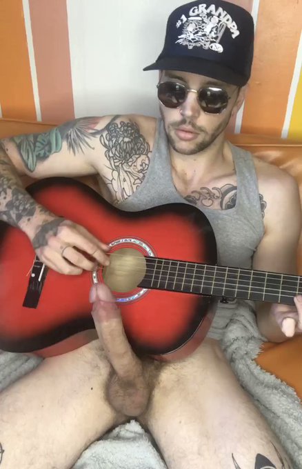 The guitar 9 months later:🤰🤰🤰 https://t.co/BnEiQ3RZXQ