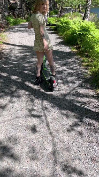 A scooter ride in Norway turned into a handjob by the lake 🤷🏼‍♀️ https://t.co/1KYWPW1cAU