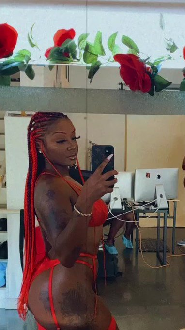 I own red @dejamarrriexxx ? https://t.co/Jhcv5Cnqbt