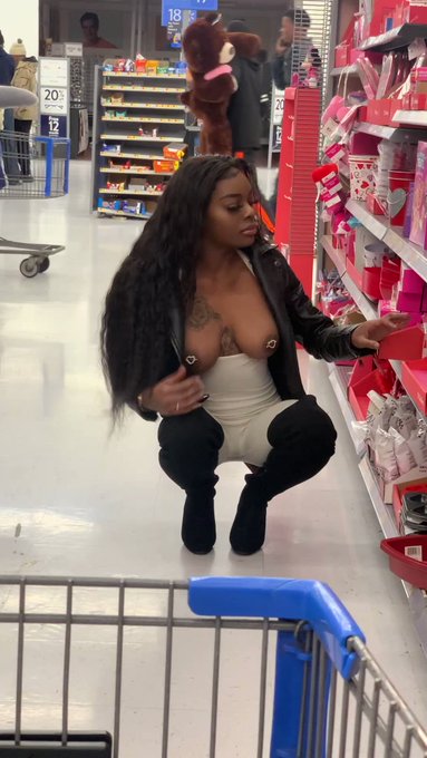 #TB what would you have done if you saw me in Walmart like this 🤫😉 https://t.co/FG8uLNVM0g