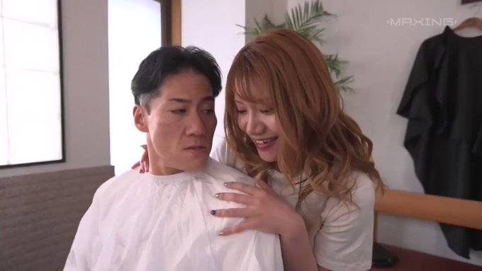 スタイル抜群剛毛潮吹きギャルの美容師ここのちゃんがお客様を誘惑してエロ行為しまくり作品。新規のお客を誘惑したり閉店後のセックスだったり、とにかく好き放題やりまくりの美容院は、客足が絶える事はないのであーる。 https://t.co/uuPl63Tkow