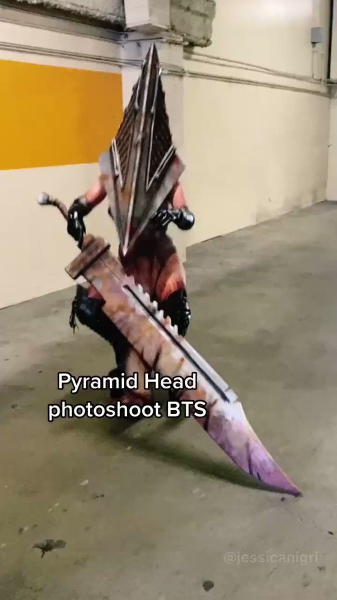 🌟Jessica🌟 on Twitter "PYRAMID HEAD Cosplay and prop made by me!"(01)