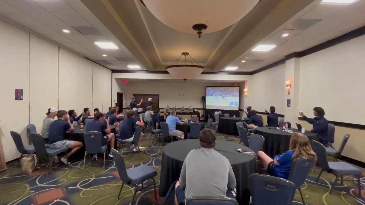 [分享] 美國U18球員看到U15奪冠瞬間