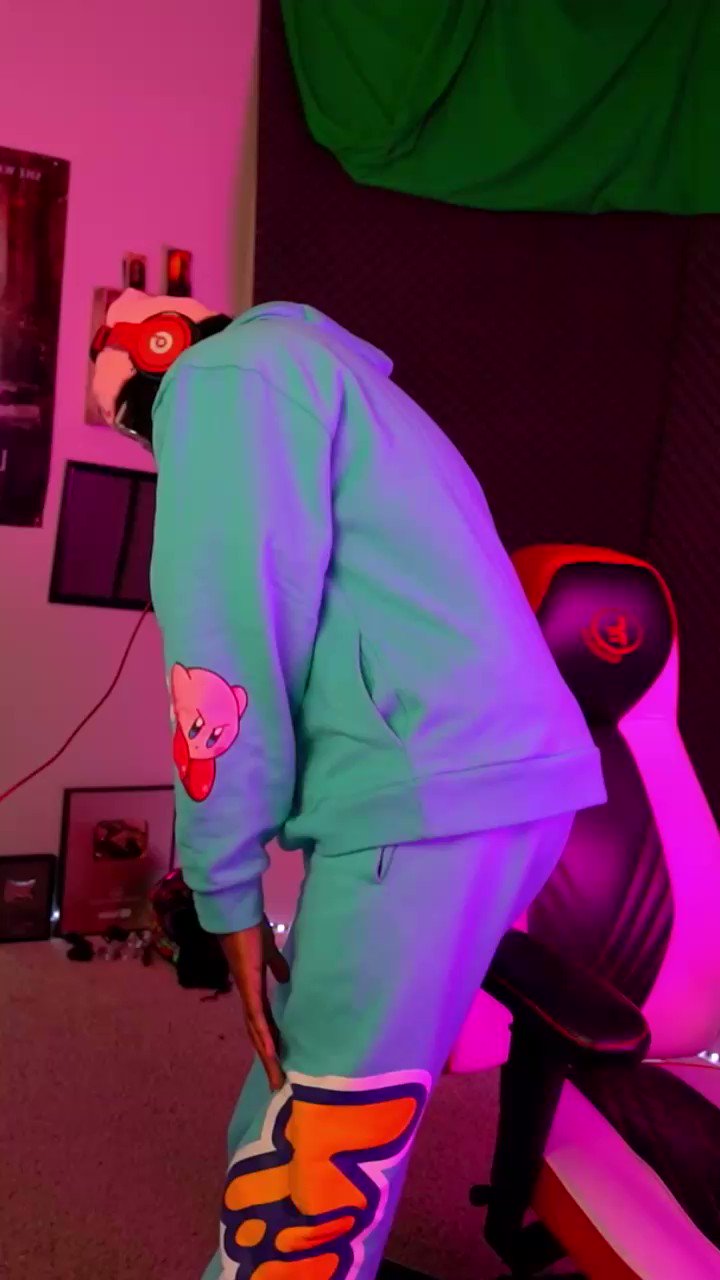 YuB on Twitter "POiiSED cookieekawaii 🧐🧐🧐 somethin movin back there
