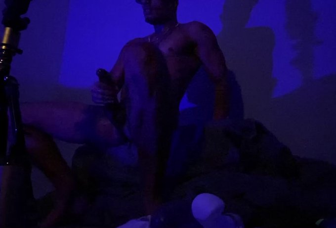 On my latest LIVE show I celebrated my @FetishCon award win by cumming on my Best Male Cam Performer