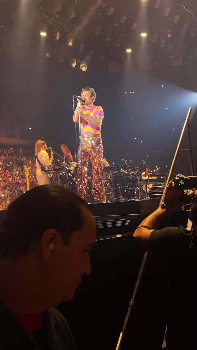 Harry styles updates on twitter harry performing daydreaming at the