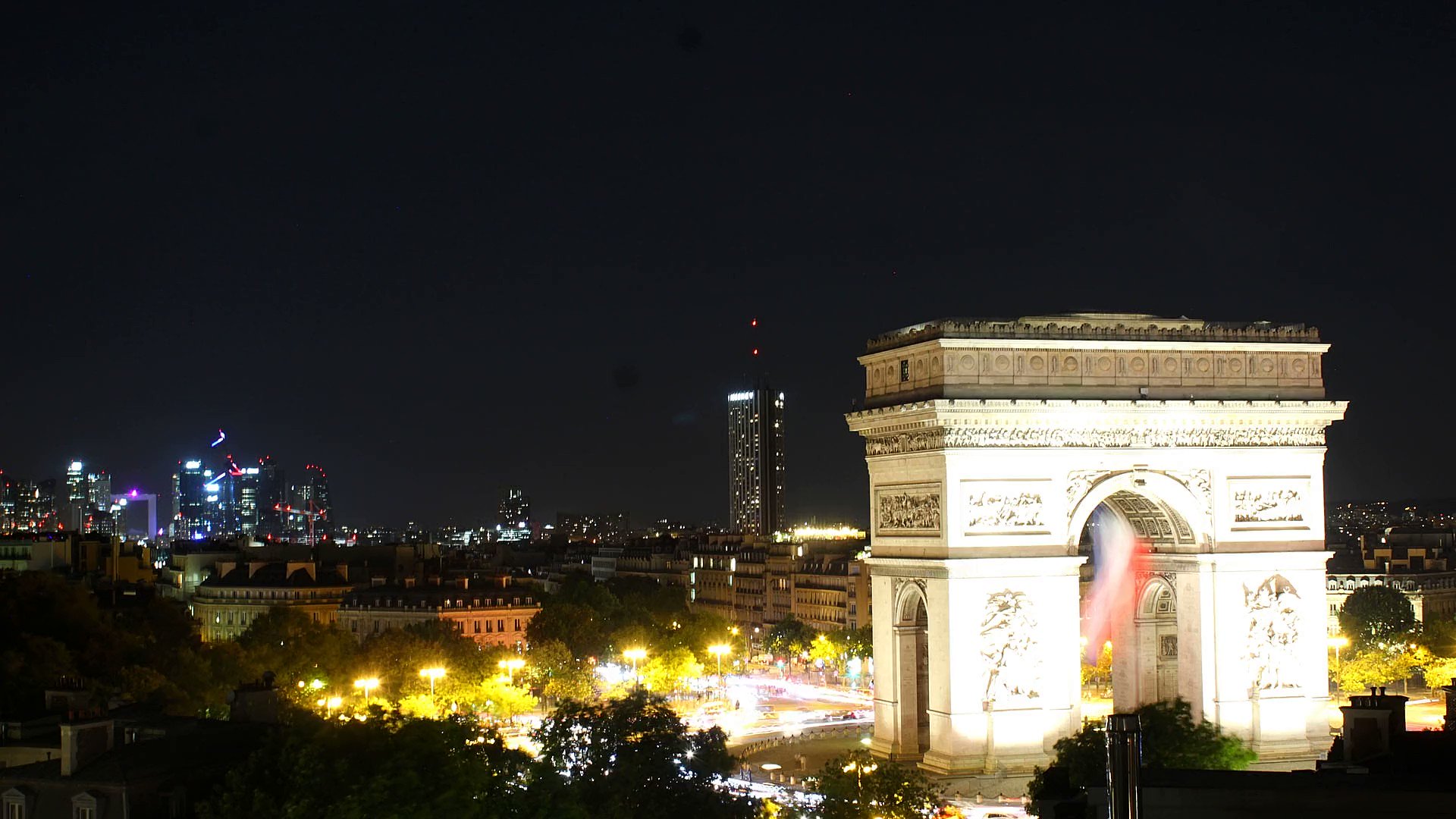 Туристы около эйфелевой башни. Париж в реальном времени веб камера. Камера в париже в реальном времени. Франция в реальном времени. Камера в париже в реальном времени.