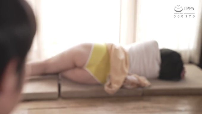 縁側で眠る姉の無意識なマンチラに我慢できず…(*´□`*)ﾊｧﾊｧ https://t.co/40PN8R5lnp