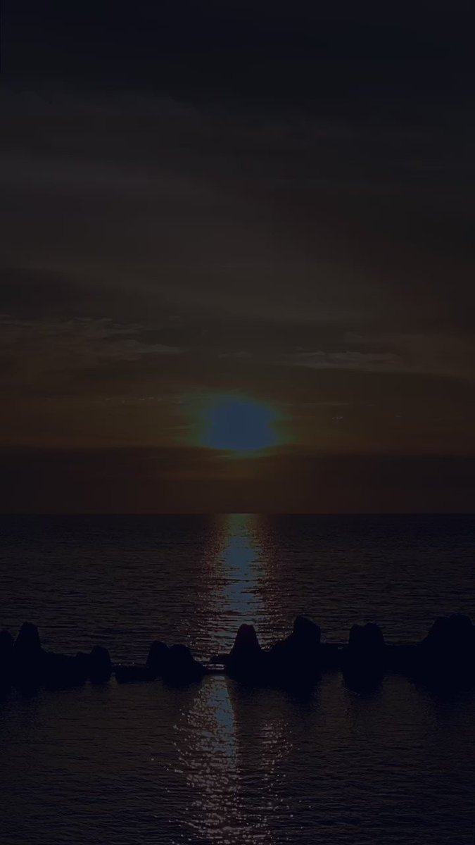 夕陽と海面のキラキラした波紋を眺めながら(*´ー｀*)今日も陽が暮れて行ったにゃあ♪