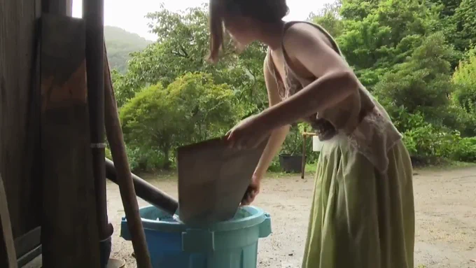 逞しい男に征服されたい女の本能！犯されてアクメに震える女体、あとは情事の地獄へまっしぐら…。 女達のレズセックスを見た男。その女と堪らなくシタくなった!! 庭で洗い物をする女。近づく男。そしてスカートを捲り上げ、いきり立つ肉棒を後ろから突っ込み激しく犯〇始める…。